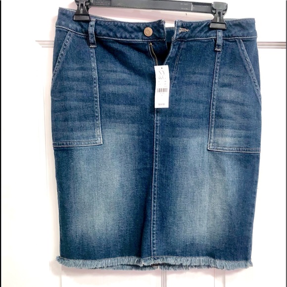 NEW YORK & CO fringe hem jean skirt medium wash size4/size5-6 runs a bit big NWT - Picture 2 of 12